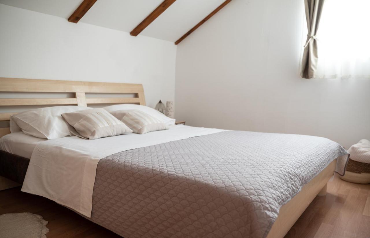 Apartman Milutin Vrsi Exterior photo