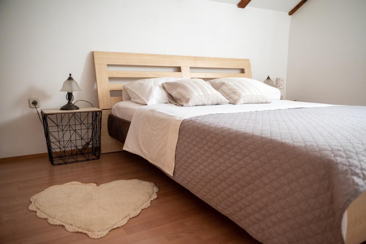 Apartman Milutin Vrsi Exterior photo